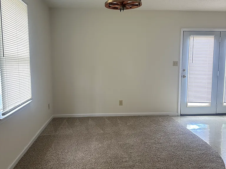 1111 S Park Ave — Photo 4