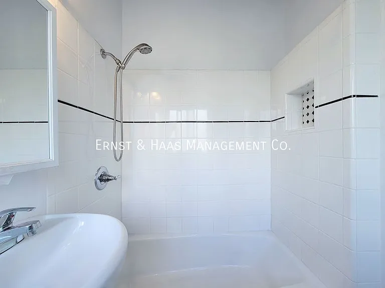 934 E Broadway — Photo 17