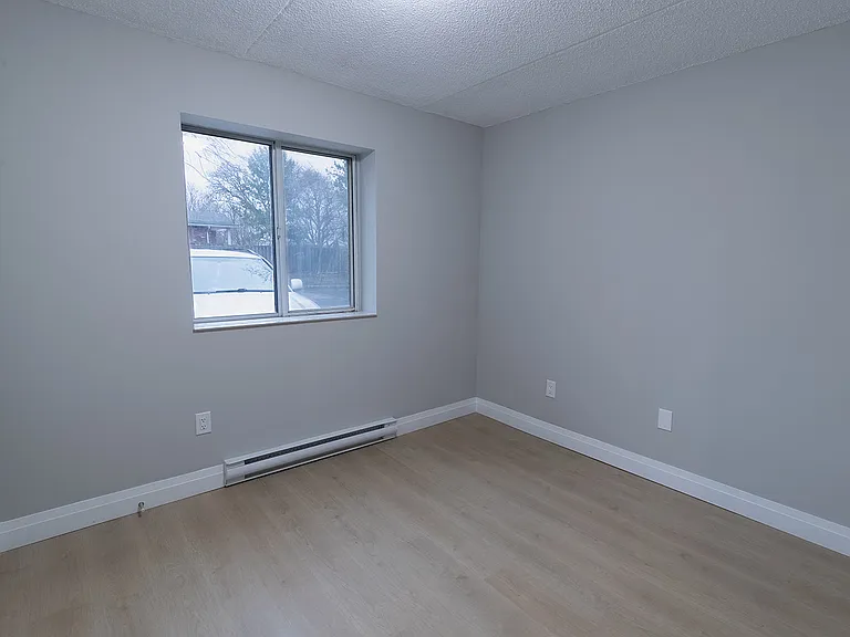 349 Queenston St — Photo 36