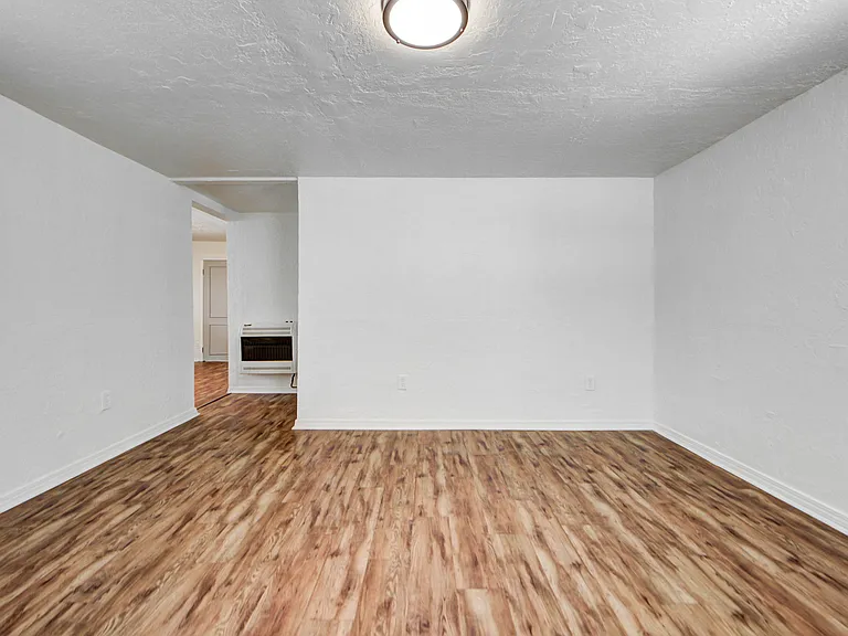 204 S Stewart Ave — Photo 3