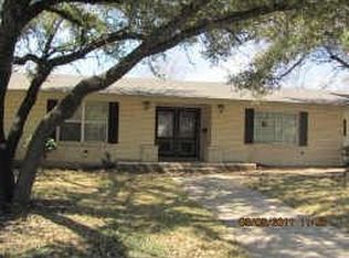4000 Plantation Dr, Benbrook, TX 76116