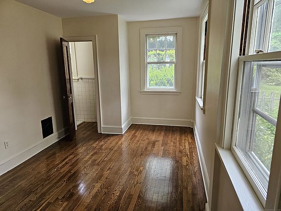 4th image of 17 Pleasant St