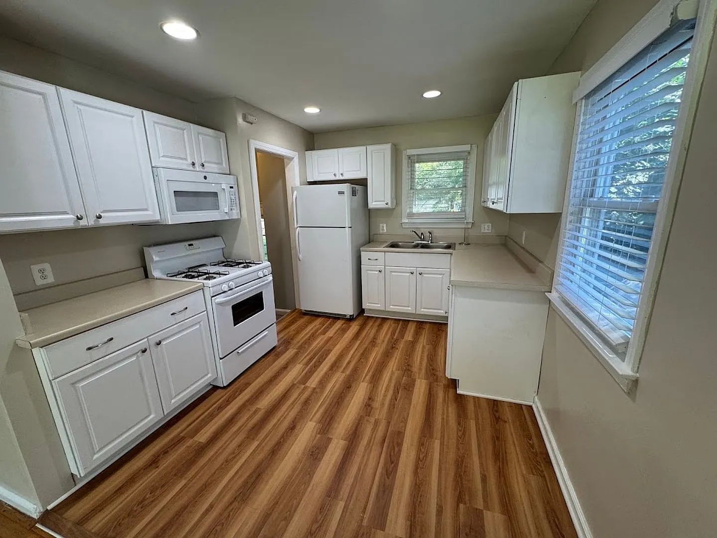 3 Bedroom ranch with basement & fenced yard — Photo 4