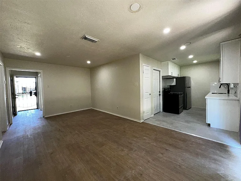 12815 Segrest Dr — Photo 4
