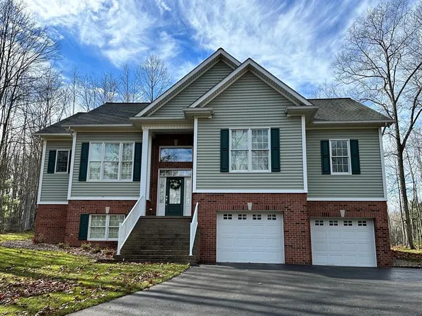 221 Barnstaple Dr, Daniels, WV 25832