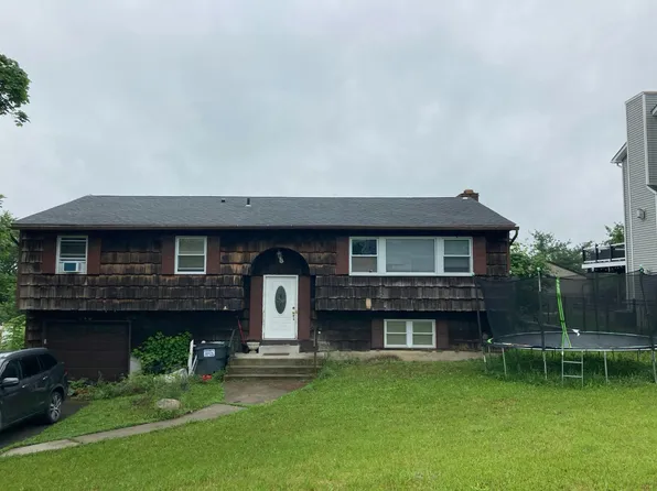 111 Country Club Dr, Maybrook, NY 12543