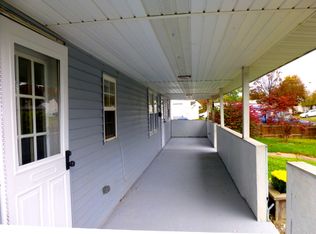 15 Mayflower Rd, Levittown, PA 19056