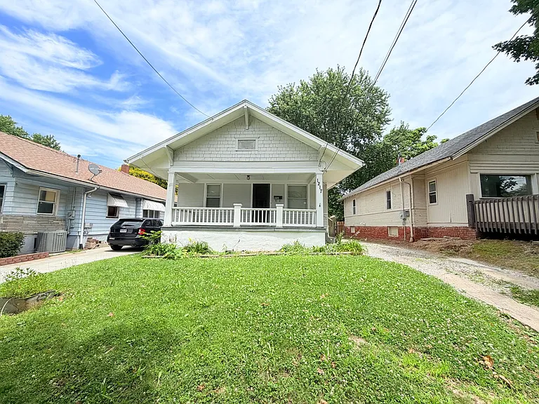 1217 N Spring St — Photo 1