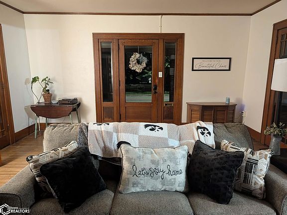 4th image of 906 Locust St