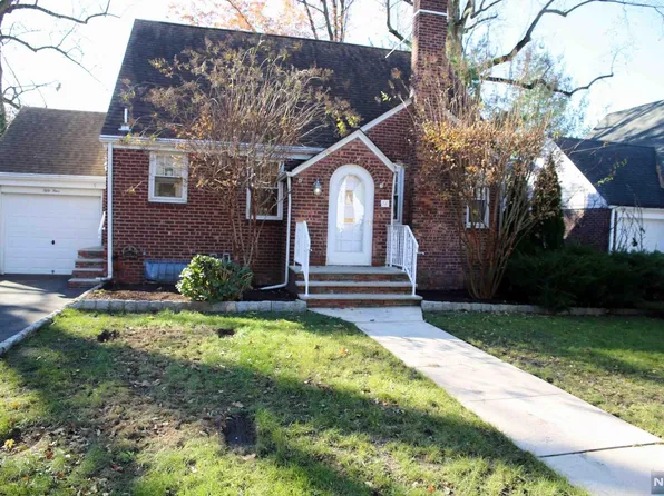 54 Golf Ct, Teaneck, NJ 07666