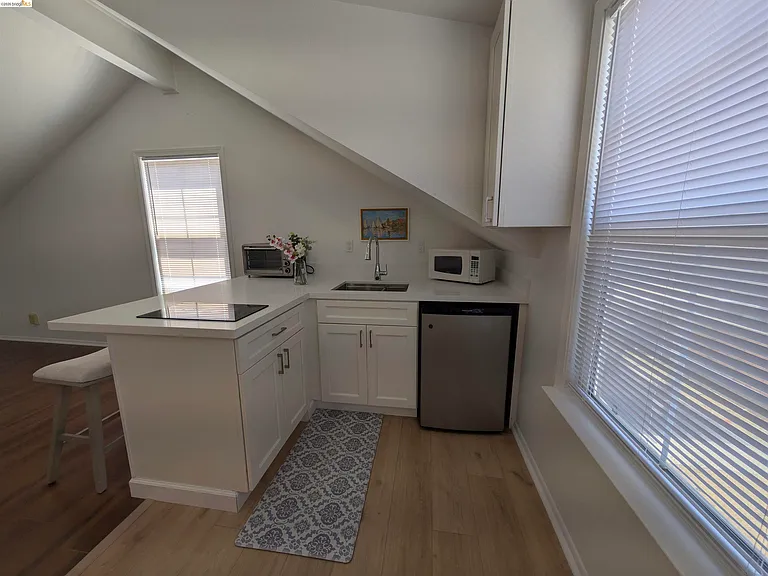 1021 Arlington Way #UPPER — Photo 3