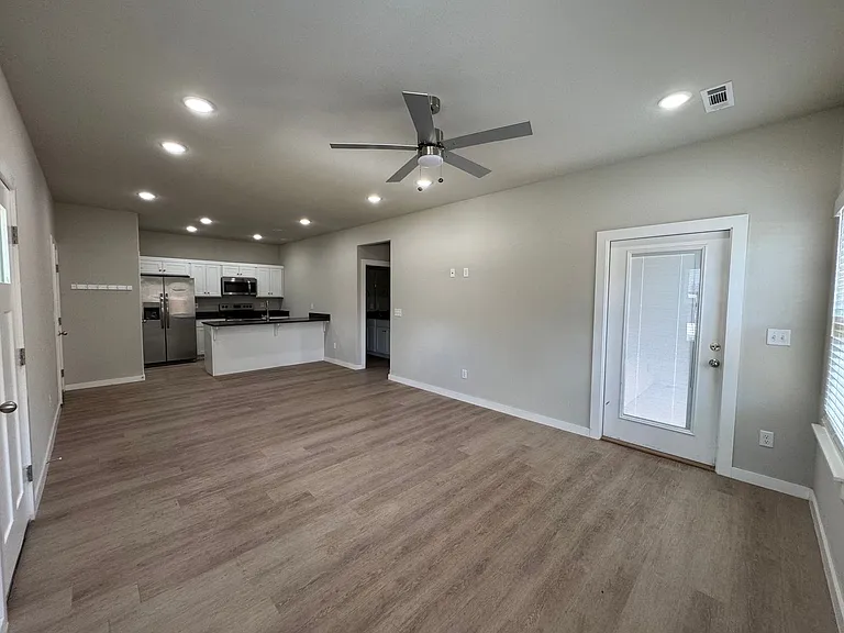275 N Hunter St — Photo 29