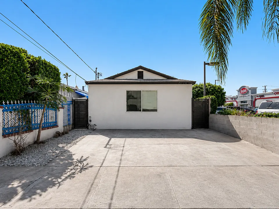 1124 Coronel St
