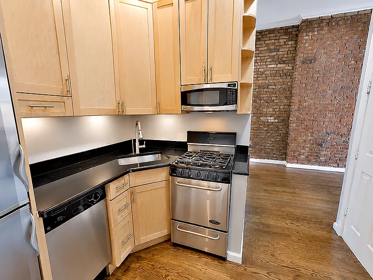 239 W 14th St #3A — Photo 1