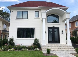 109 Steamboat Rd, Great Neck, NY 11024