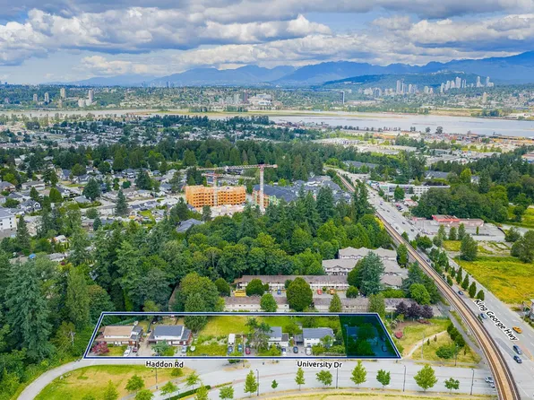 10977 University Dr, Surrey, BC V3T 3Z4
