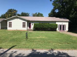 405 Roberts St, Burkburnett, TX 76354