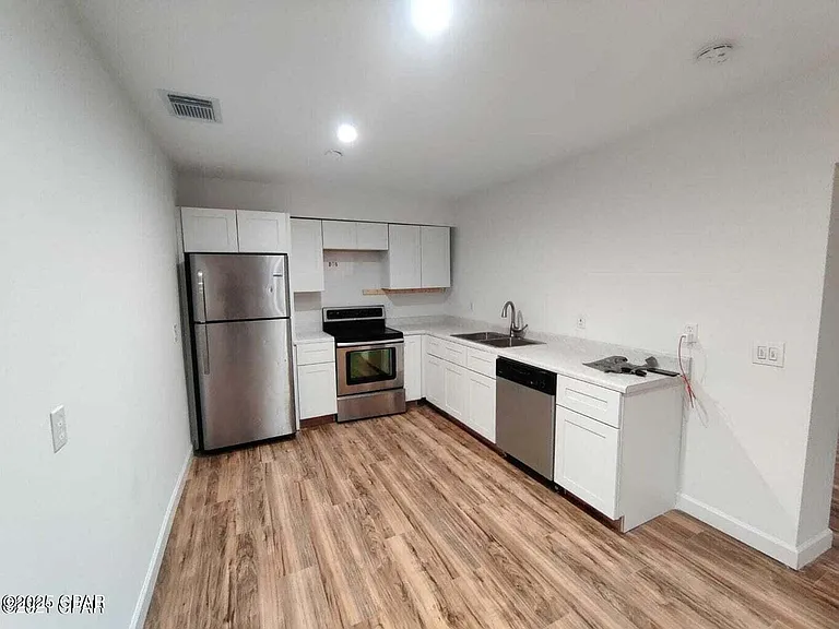 1006 E 2nd Ct — Photo 6