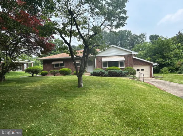 1530 Chaucer Ln, Bethlehem, PA 18017