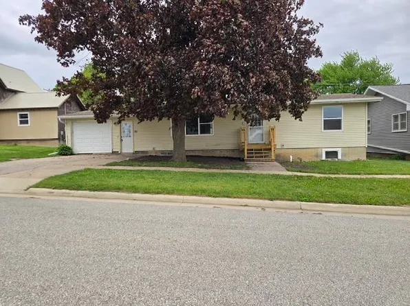 303 E Clay St, Calmar, IA 52132