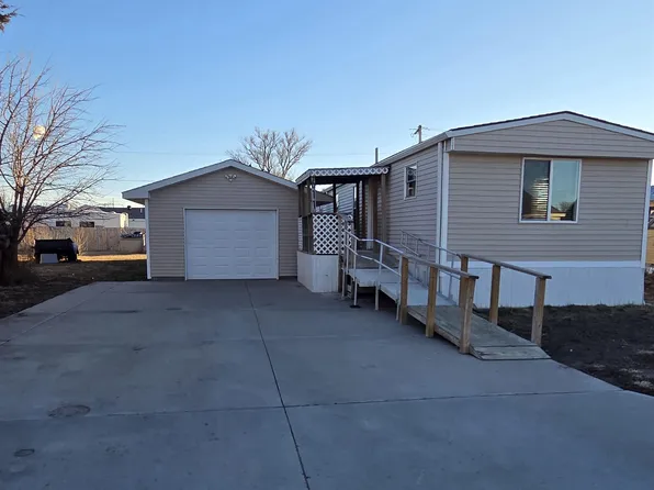 611 E 5th St, Cozad, NE 69130