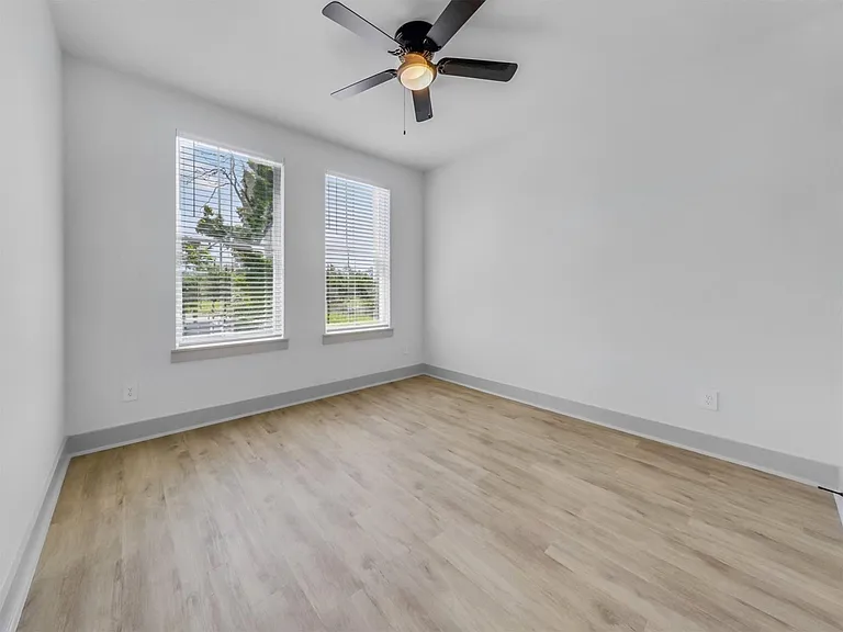 2410 Vaughn St #E — Photo 17