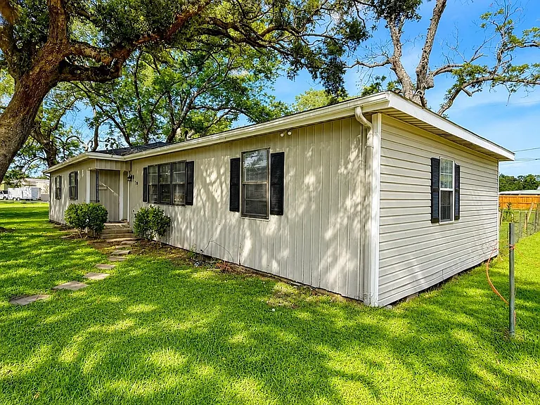 819 W Kyle Rd — Photo 3