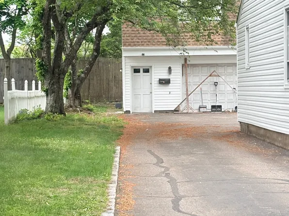 271 Henderson Rd, Fairfield, CT 06824