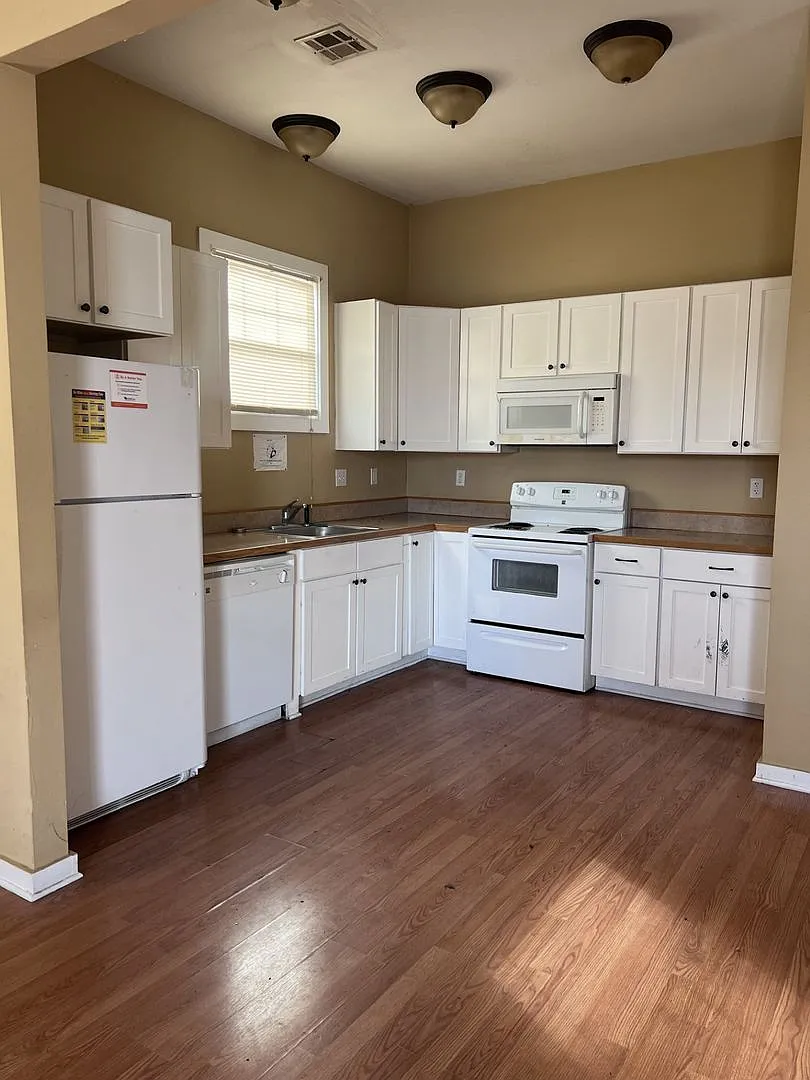 Cute pet friendly 2 bedroom single family home — Photo 3