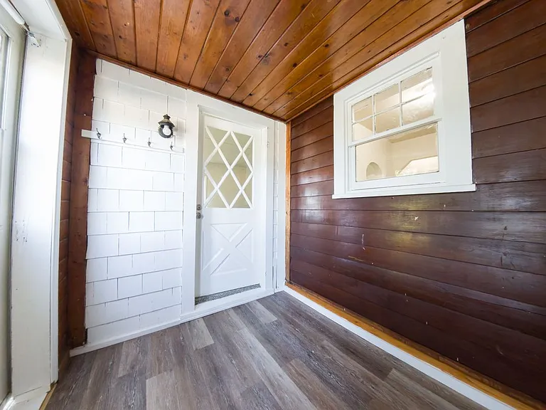 302 Porter Ave — Photo 2