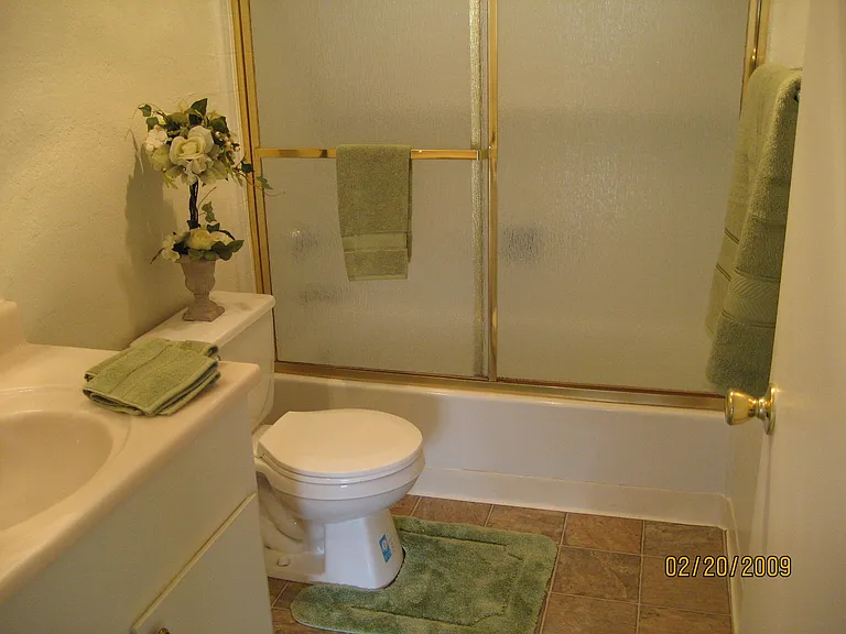 Colonial House Apartments — Photo 13