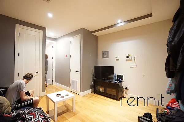 Rented by Rennit Inc. | media 21