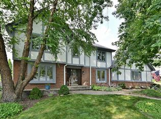 27W168 Chartwell Dr, Winfield, IL 60190