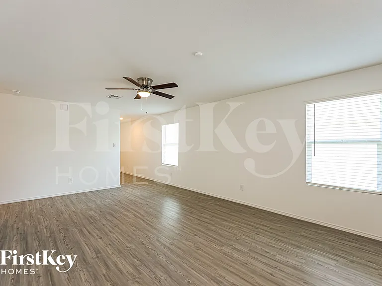 1335 White Willow — Photo 3