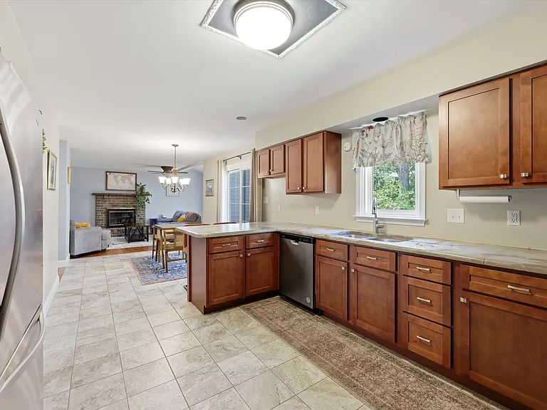 615 W Rosedale Ave — Photo 7