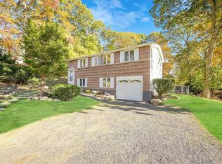 26 Bunny Ln, East Setauket, NY 11733