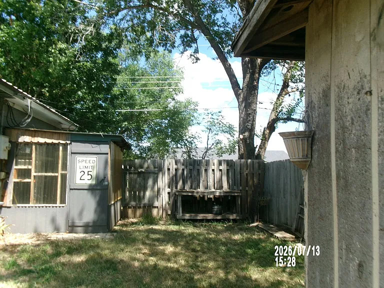 409 1/2 NW Pecan Ave — Photo 8