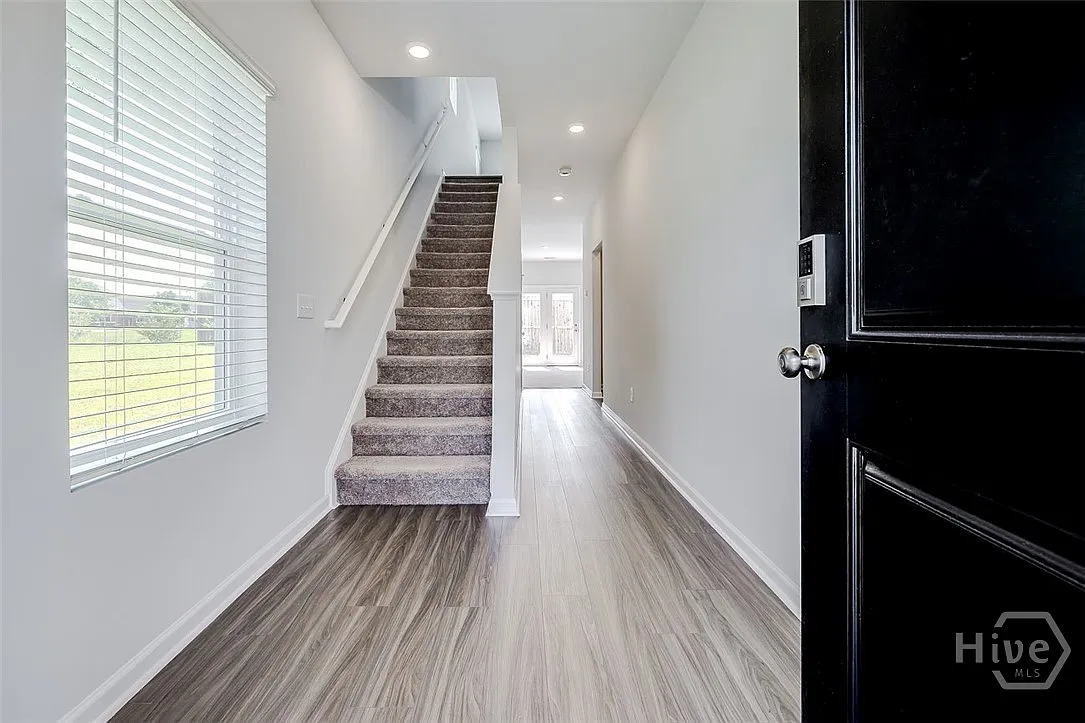 3 bed, 2.5 bath, 2296 sqft, $2,295 — Photo 4