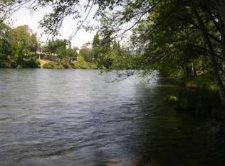 1001 Old Ferry Rd, Shady Cove, OR 97539