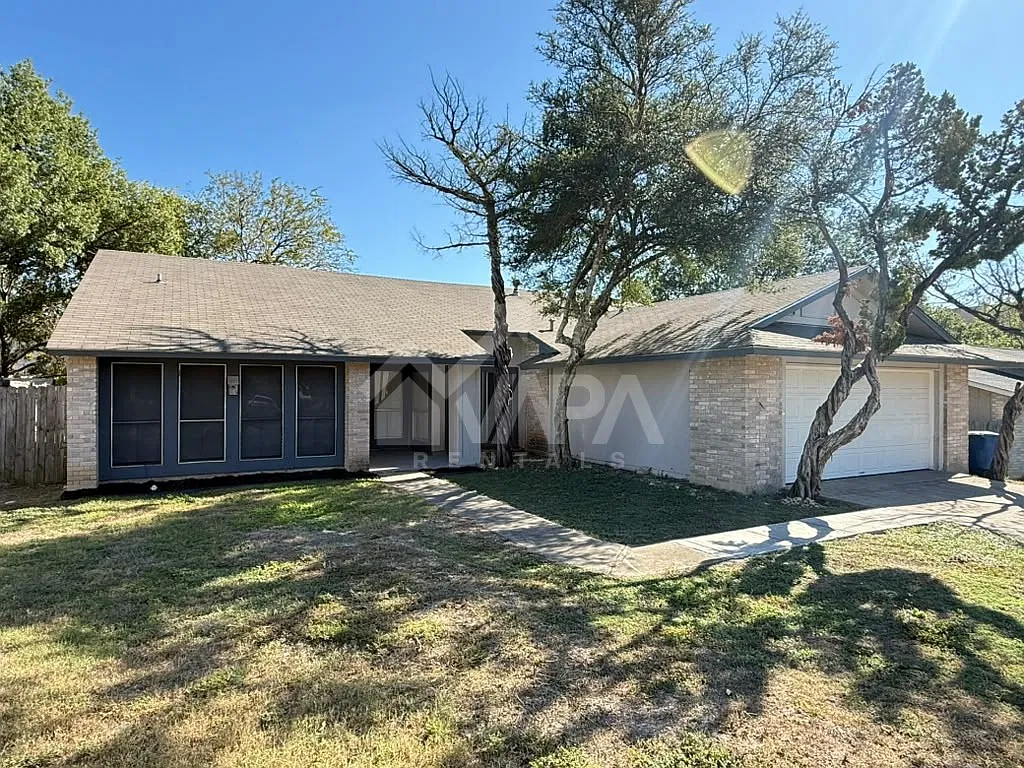 4 bed, 1902 sqft, $2,300 — Photo 2
