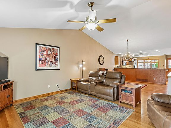 5th image of 613 Trail Ridge Rd