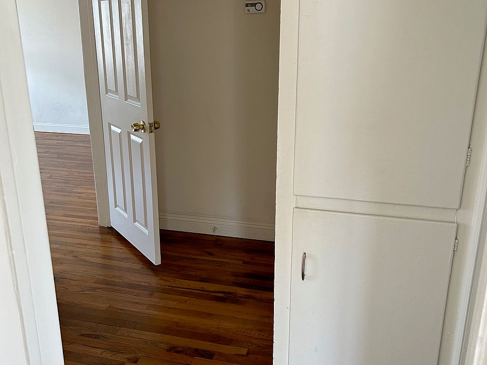 Hallway/Linen Closet