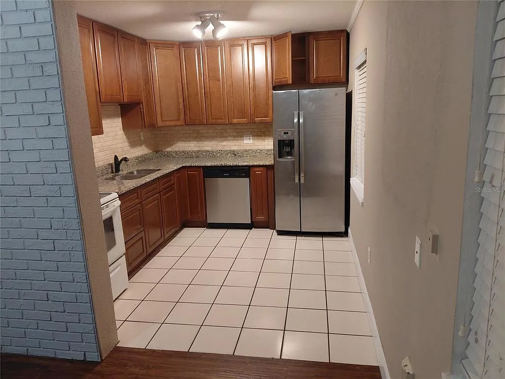 4 bed, 2.0 bath, 1800 sqft, $2,150 — Photo 3