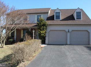 61 Apricot Ave, Leola, PA 17540