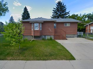 4904 19th Ave NW, Calgary, AB T3B 0S9