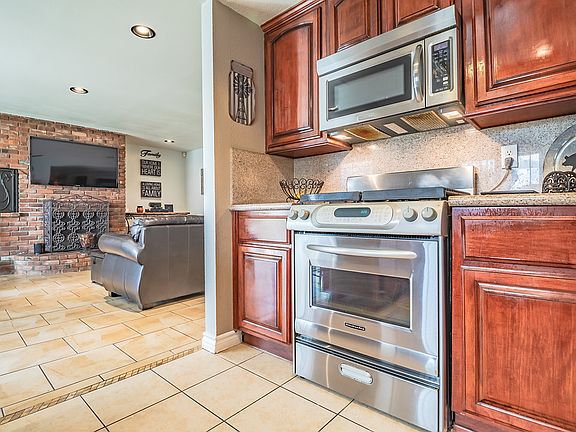 4th image of 5023 California Ave