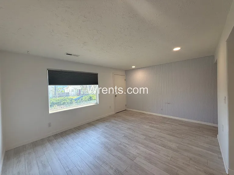 571 E Fairview Ave — Photo 3