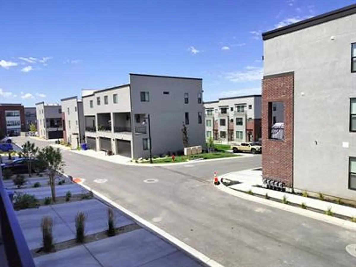 Building Photo - 25 E Center St #47