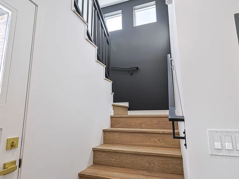 1227 N June St — Photo 26