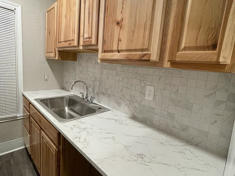 1410 W Oak St #6 — Photo 3